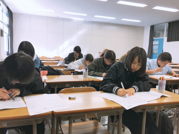【就職支援】1年生の適性検査解説会と第１回就職模擬試験が行われました