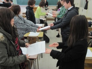 書類(履歴書など)の渡し方の練習です