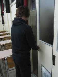 入室のやり方を学んでいます(ブログ委員の坂巻くん)
