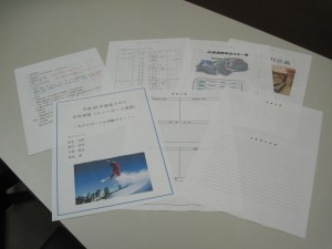 学生が各ページを担当してノートを作成中