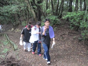 時々先頭を変わり歩きます