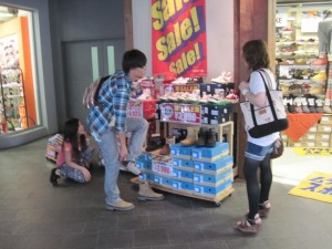 店外にも特売品などを陳列します