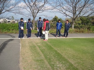 ナーセリーの芝生を切り取り、痛んだ芝生と置き換えます