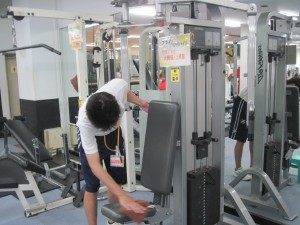 ときにはお客様使用後の汗を拭き取ります