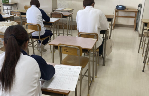 [キャリアサポート]1年生が第1回就職模擬試験を受けました